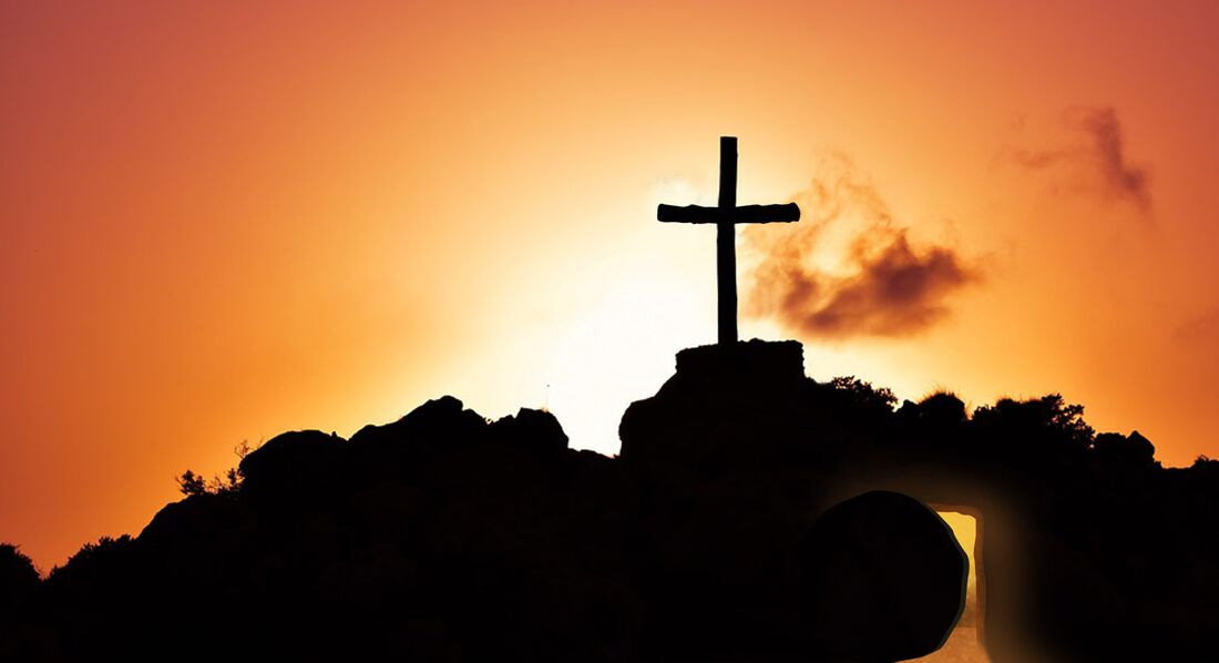 Das Kreuz auf einem Hügel in tiefem Schwarz - dahinter das strahlende Licht des Ostermorgens